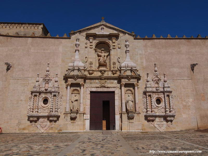 PUERTA BARROCA ANTE EL HASTIAL DE PONIENTE DEL TEMPLO